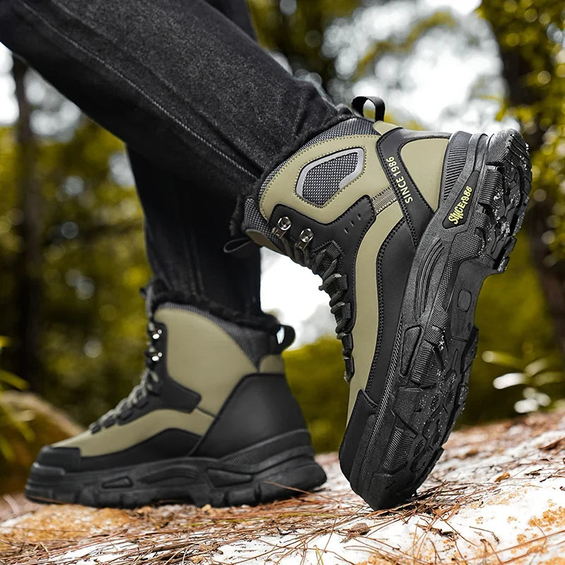 Détail du matériau imperméable des bottes de randonnée homme, assurant chaleur et protection contre l'eau.