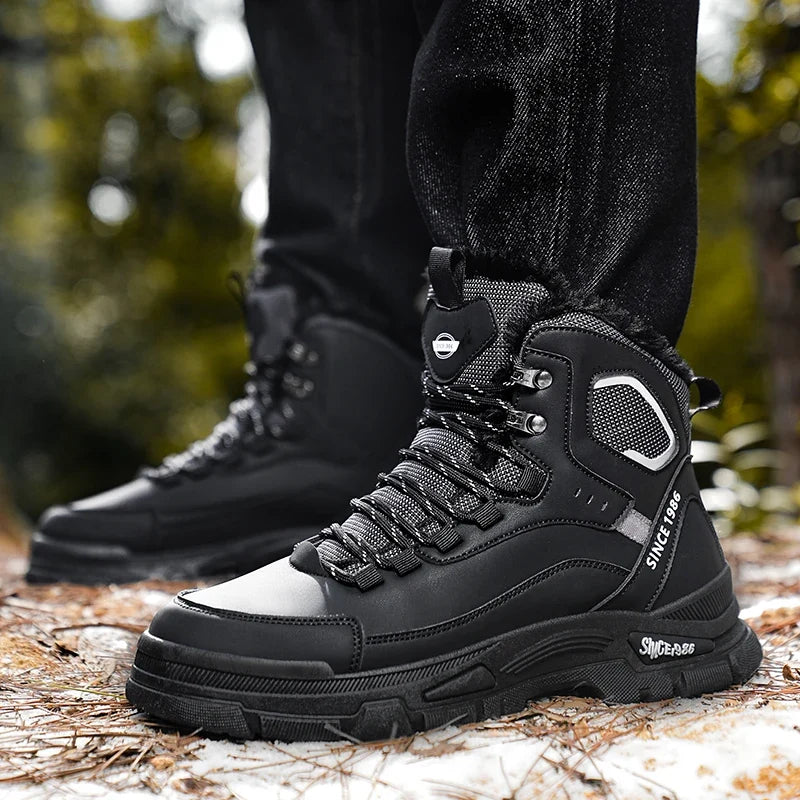 Vue latérale des bottines de trekking hommes, offrant soutien et protection pour les activités en extérieur.
