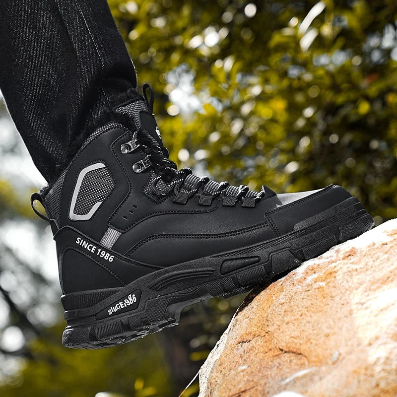 Paire de bottes de randonnée chaudes et imperméables pour hommes, conçues pour l'aventure hivernale et robustesse.