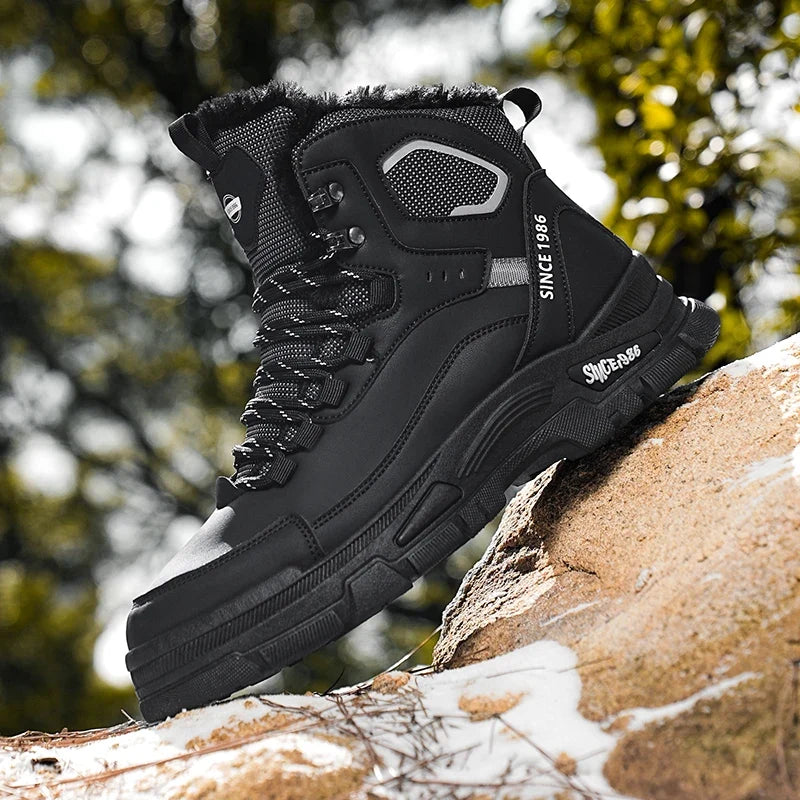 Bottines de randonnée hommes imperméables testées dans la neige, garantissant chaleur et protection hivernale.