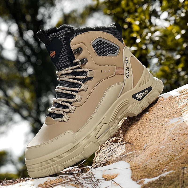 Dos des bottines de randonnée hommes, montrant la construction robuste pour une protection durable en extérieurs.