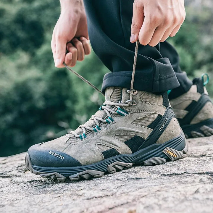 Bottines de trekking pour hommes, avec design résistant, offrant imperméabilité et respirabilité pour toute activité en montagne.