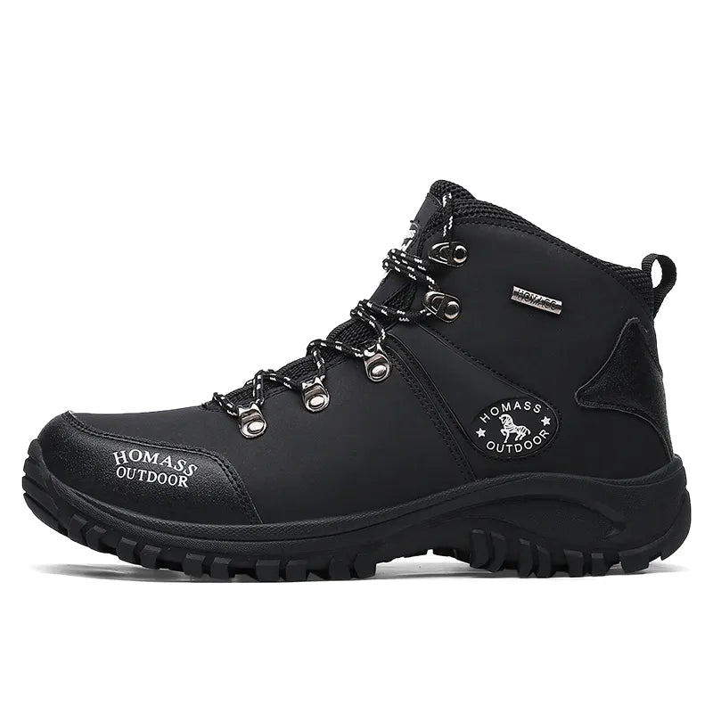 Vue latérale des bottines de randonnée robustes, avec semelle antidérapante et matière imperméable.