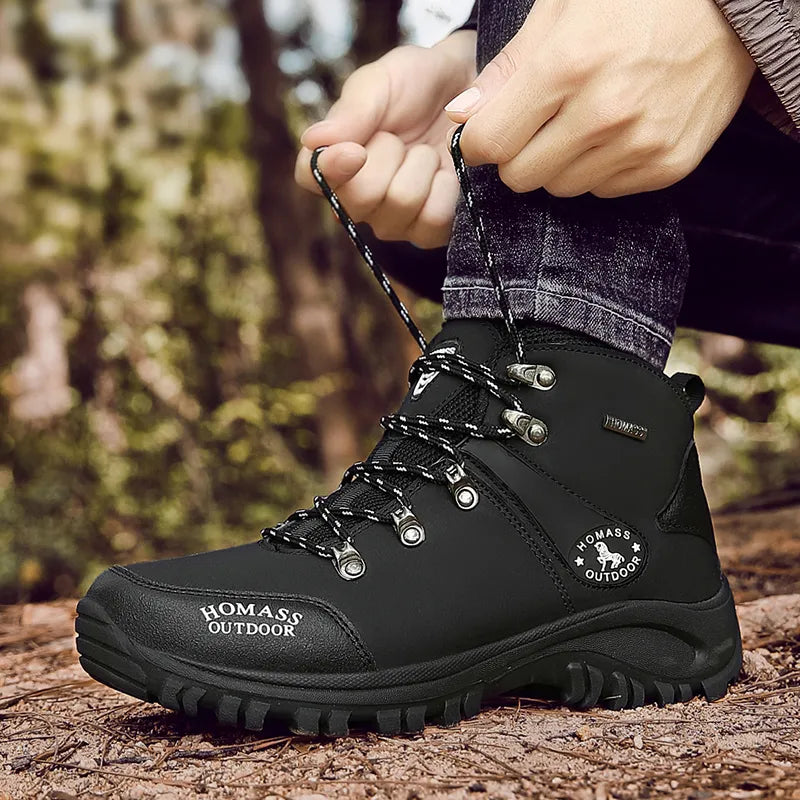 Gros plan sur la semelle antidérapante des bottines de randonnée, texture pour une adhérence maximale.