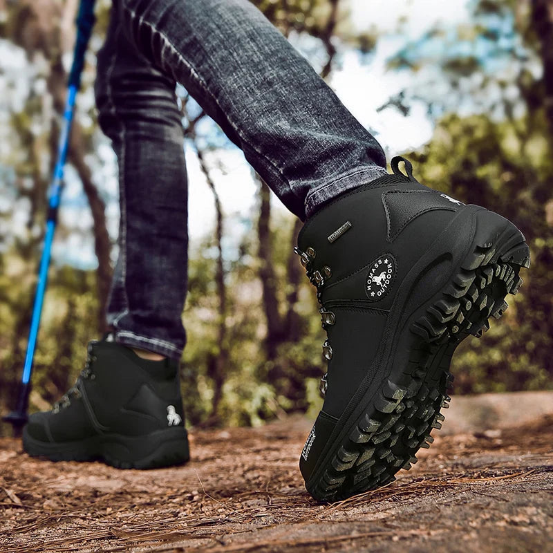 Bottines de randonnée imperméables, offrant confort et protection robustes pour toutes vos aventures en sentier.