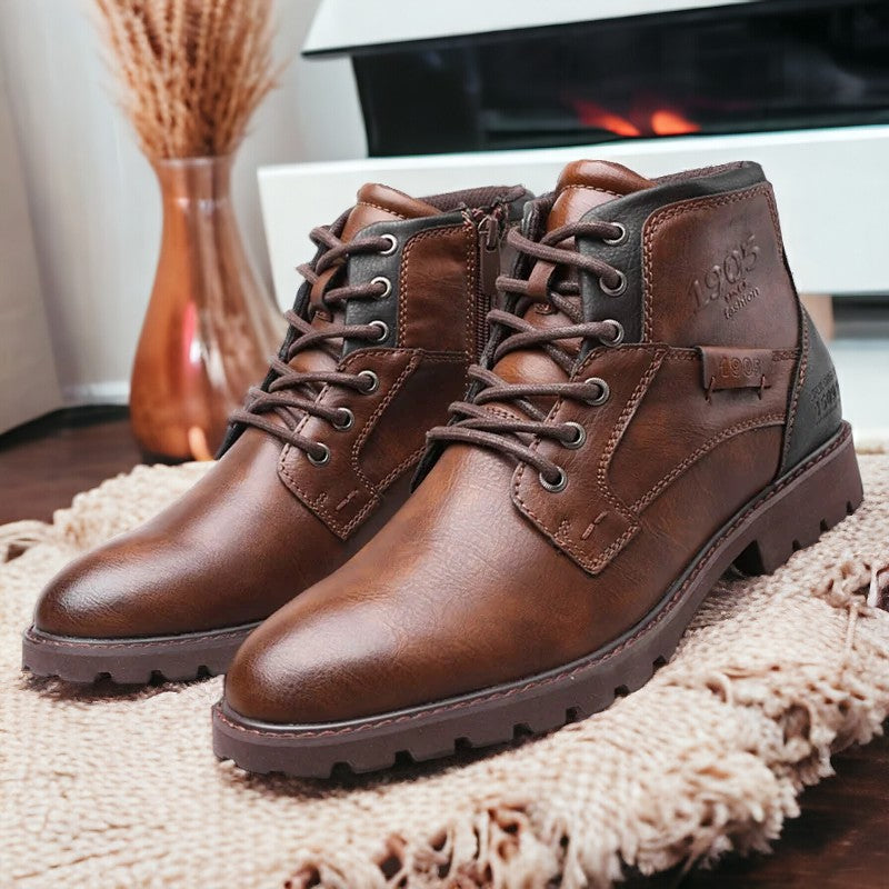 "Bottines en cuir élégantes pour hommes, design robuste et style intemporel, marron avec semelle adhérente."