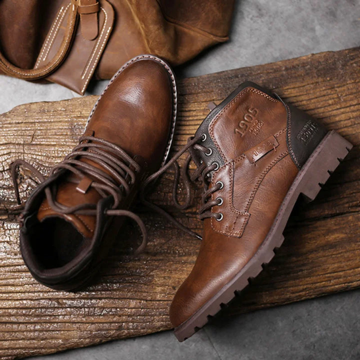 "Bottines en cuir élégantes pour hommes, design robuste et style intemporel, marron avec semelle adhérente."