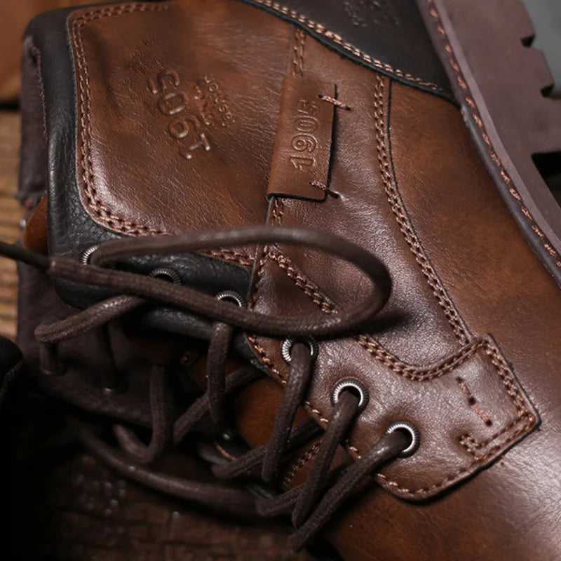 "Bottines en cuir élégantes pour hommes, design robuste et style intemporel, marron avec semelle adhérente."