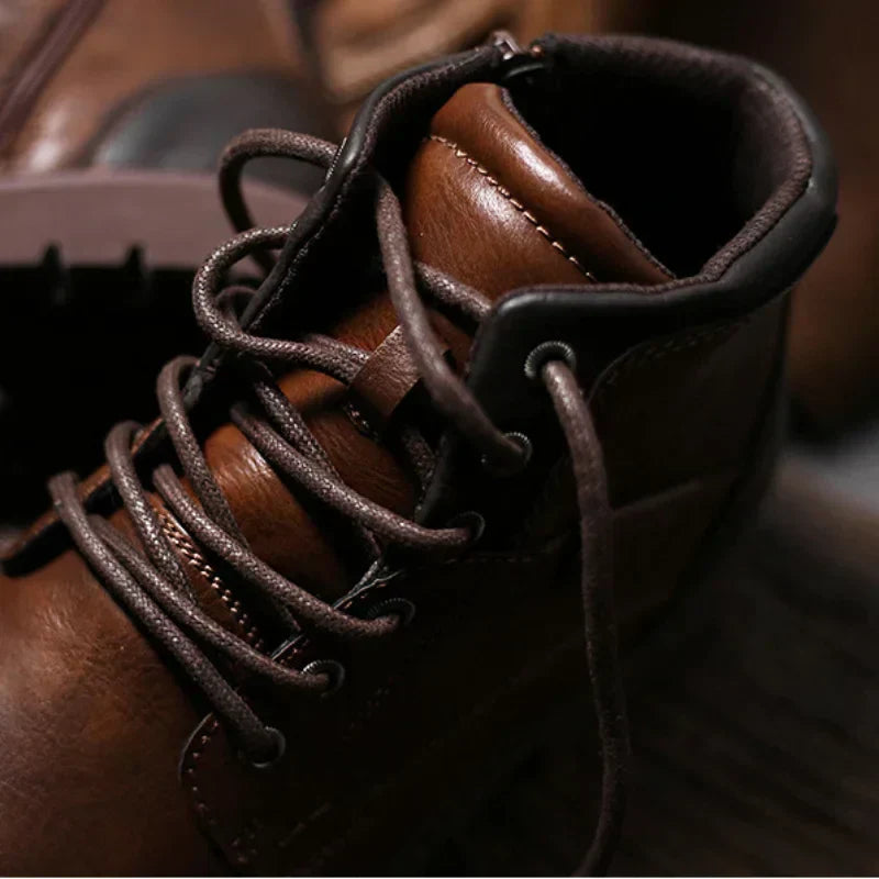 "Bottines en cuir élégantes pour hommes, design robuste et style intemporel, marron avec semelle adhérente."