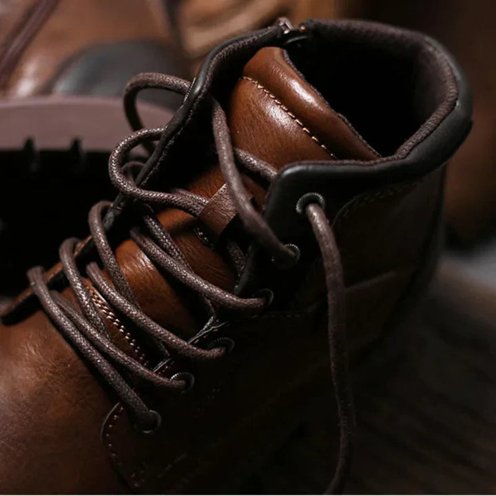 "Bottines en cuir élégantes pour hommes, design robuste et style intemporel, marron avec semelle adhérente."