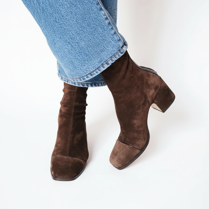 Bottines femme élégantes en suédine marron foncé, bout carré tendance et talon bloc confortable.