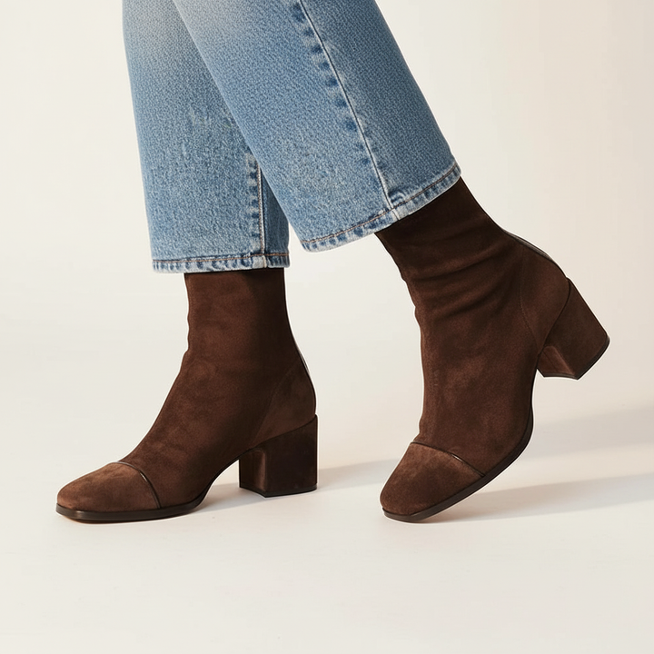 Élégantes bottines femme en suédine marron, bout carré moderne et talon bloc stable pour l'automne.