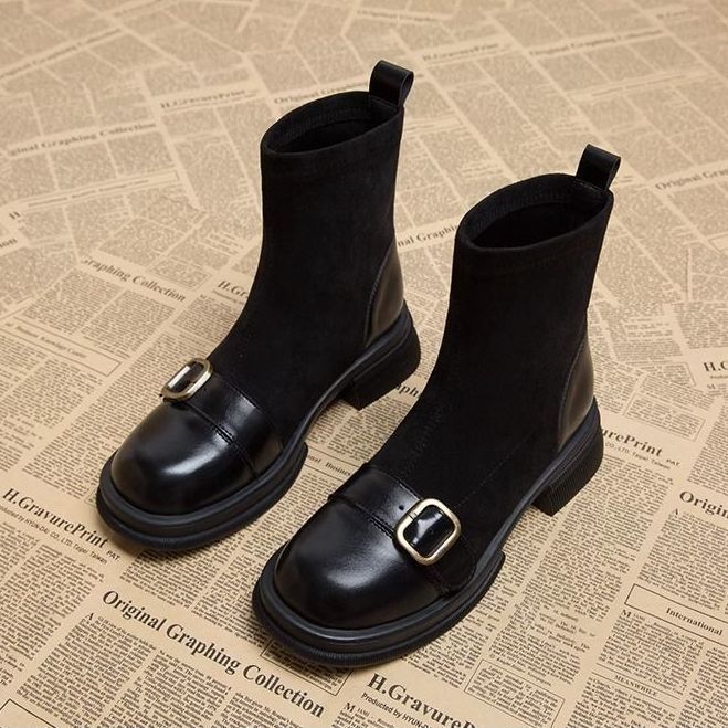 Bottines femme élégantes noires à boucle décorative, parfaites pour l'automne urbain, mode chic et confort.
