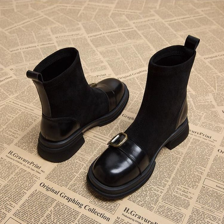 Bottines noires femmes élégantes avec boucle décorative, idéales pour look mode urbain et confort quotidien.