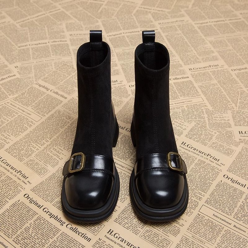 Chaussures bottines femmes chics en noir, avec boucle décorative raffinée, confort et style urbain élégant.