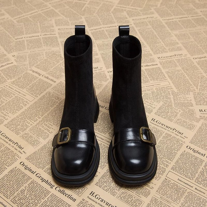 Chaussures bottines femmes chics en noir, avec boucle décorative raffinée, confort et style urbain élégant.