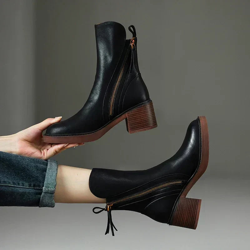 Bottines femme élégantes noires en cuir, style chic et intemporel pour l'automne-hiver, confort assuré.