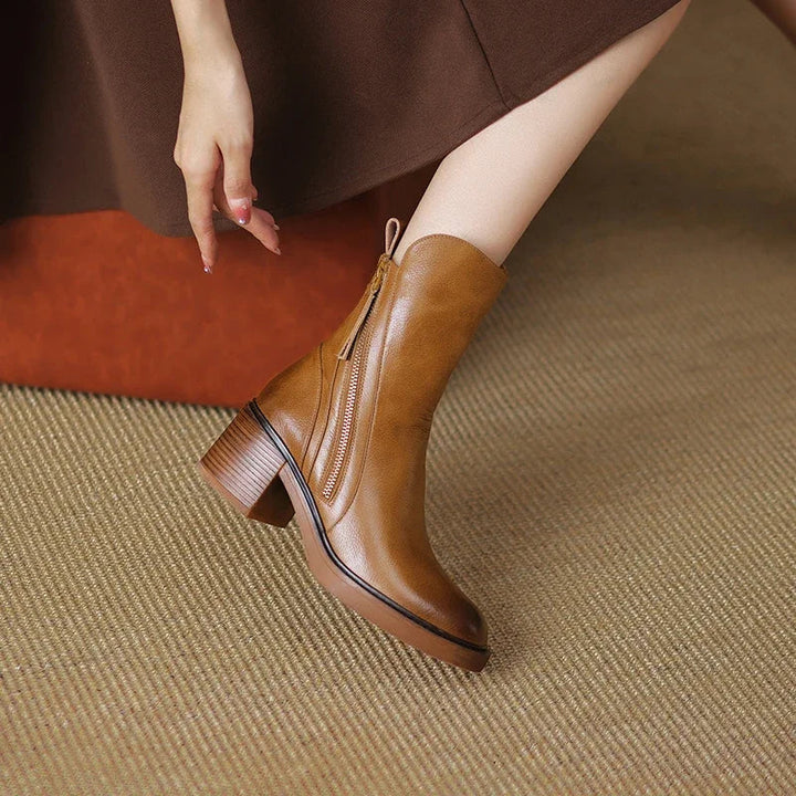 Chaussures bottines femme noires, confortables et chics, parfaites pour un look tendance et élégant.