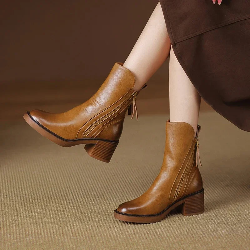 Bottines femme élégantes à talon bas, en cuir, pour un confort chic et un style intemporel mode automne-hiver.