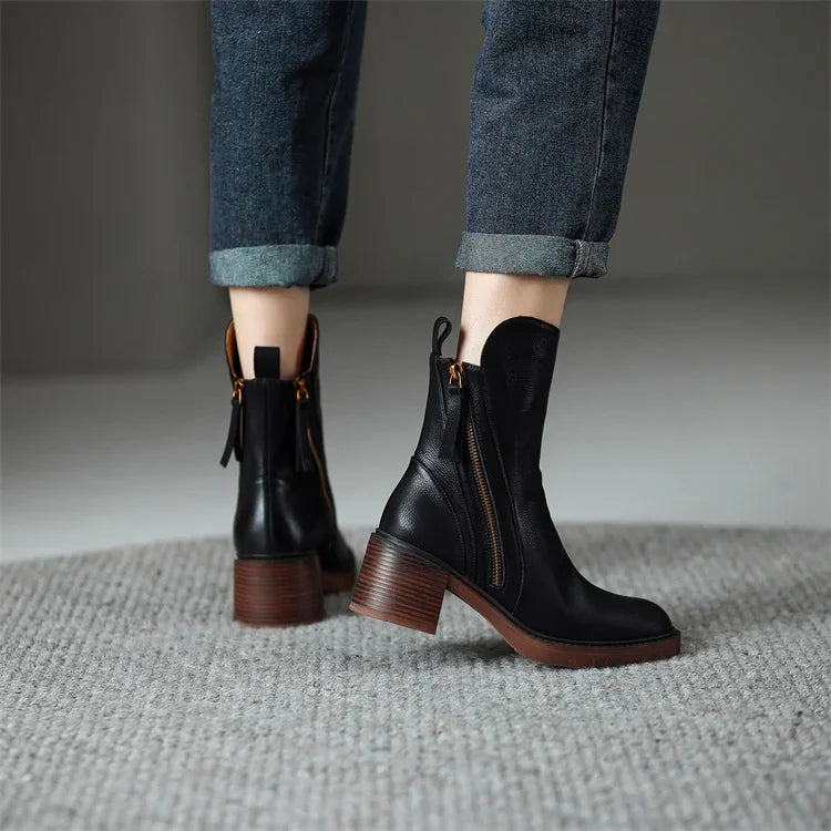 Bottines femme chic noires, design épuré, idéales pour la mode automne-hiver, allient confort et tendance.