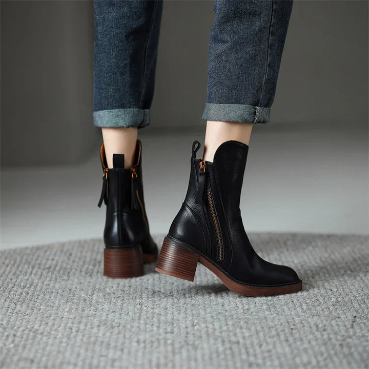 Bottines femme chic noires, design épuré, idéales pour la mode automne-hiver, allient confort et tendance.