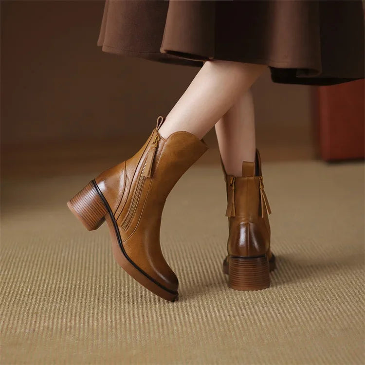 Bottines femme confortables et élégantes, disponibles en noir/marron, parfaites pour la mode automne-hiver chic.