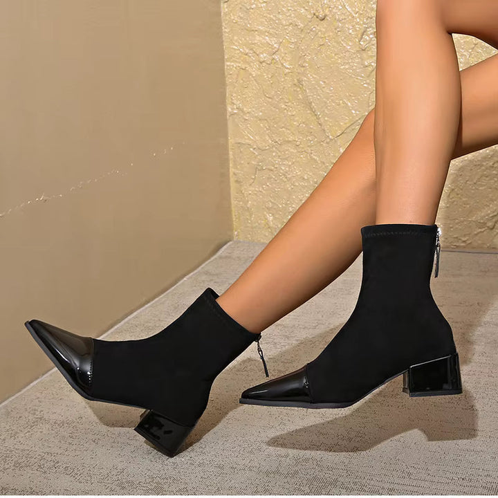 Bottines femme sophistiquées, détails brillants, talon bloc pour une tenue de ville raffinée.