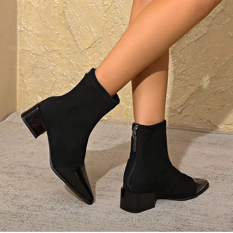 Bottines femme élégantes, talon bloc moderne, détails brillants pour une touche festive et stylée.