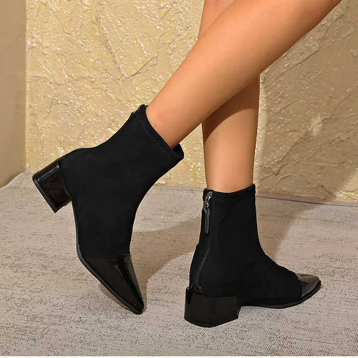 Bottines femme élégantes, talon bloc moderne, détails brillants pour une touche festive et stylée.