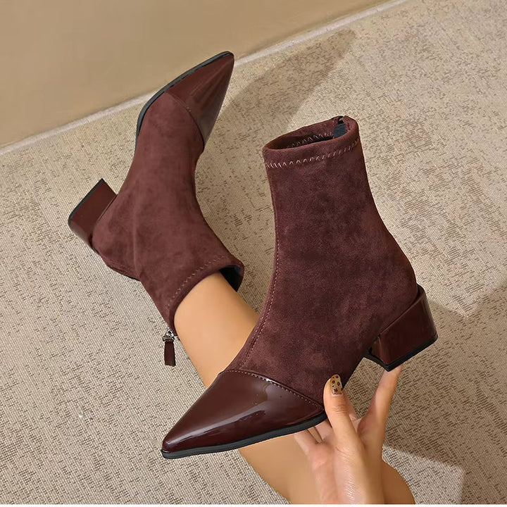 Chaussures bottines femme noires, détails brillants, talon bloc chic et confortable pour les soirées.