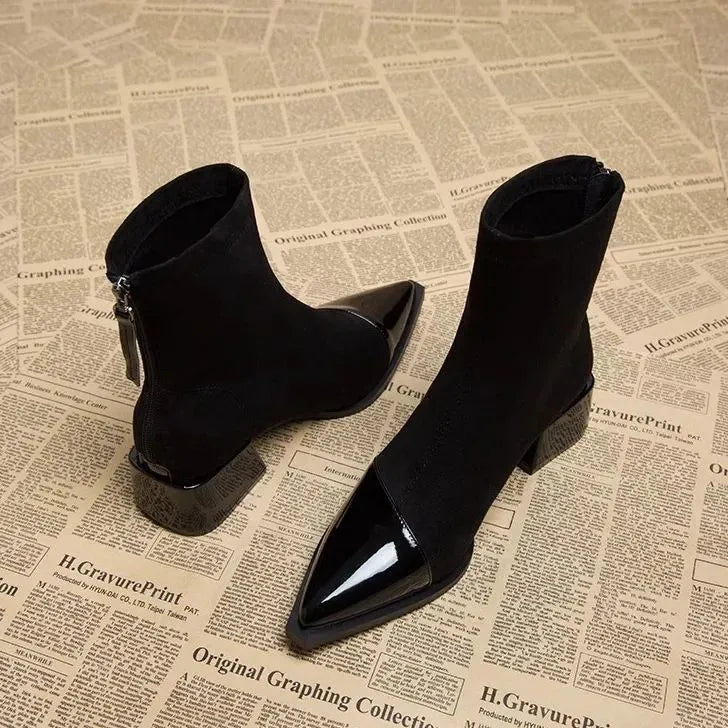 Bottines femme mode avec détails brillants subtils, talon bloc pour un confort chic et moderne.