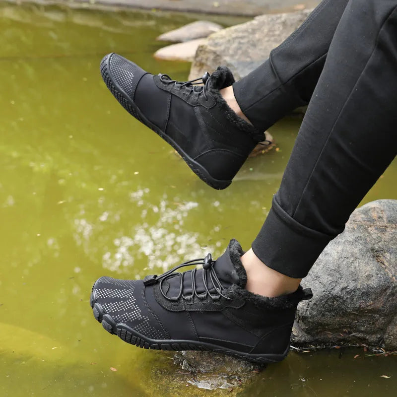 Marchez confortablement en hiver avec ces bottines minimalistes unisexes, chaudes et imperméables.