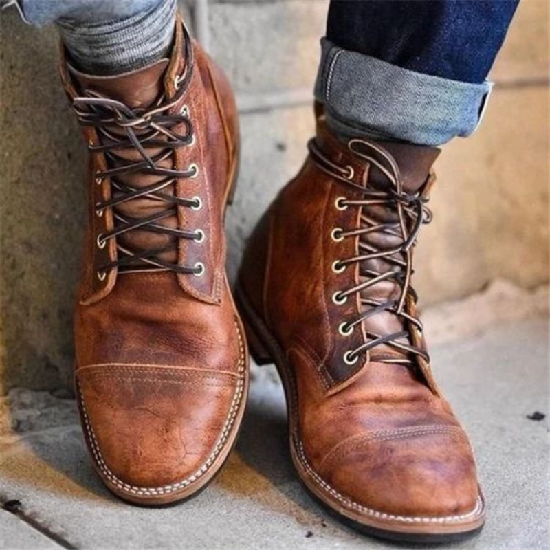 "Bottines homme élégantes marron avec couture fine et semelle robuste, idéales pour confort et style en toutes occasions."