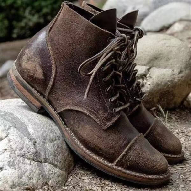 "Bottines homme élégantes marron avec couture fine et semelle robuste, idéales pour confort et style en toutes occasions."