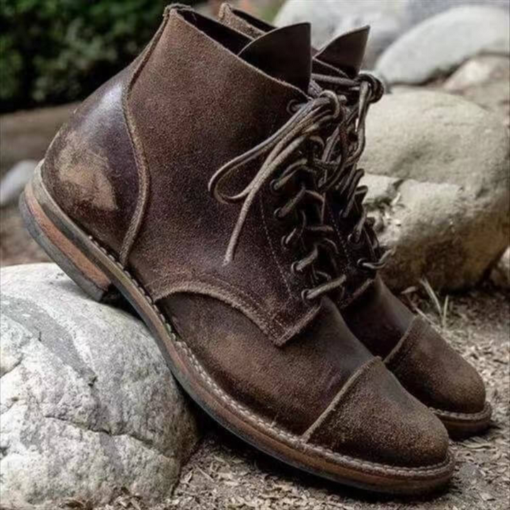 "Bottines homme élégantes marron avec couture fine et semelle robuste, idéales pour confort et style en toutes occasions."
