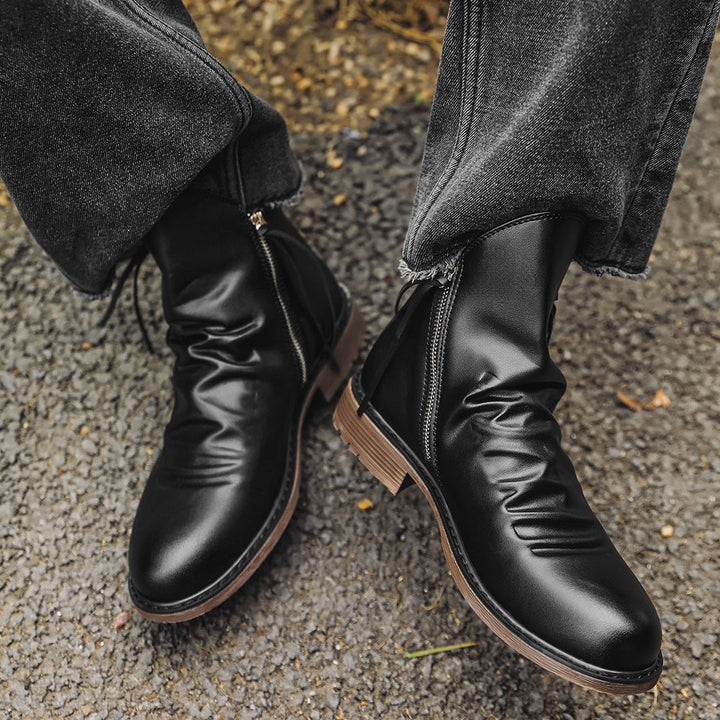 Homme marchant avec bottines élégantes et confortables, fermeture éclair latérale, style urbain automne hiver.