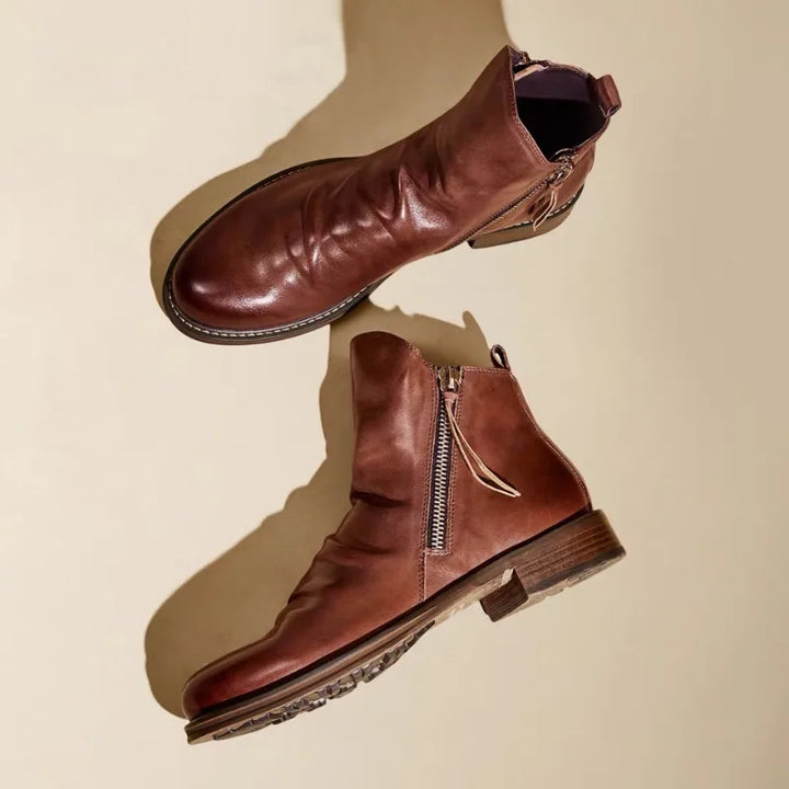 Bottines homme élégantes polyvalentes, idéales pour look urbain ou décontracté, confort et style avec zip latéral.