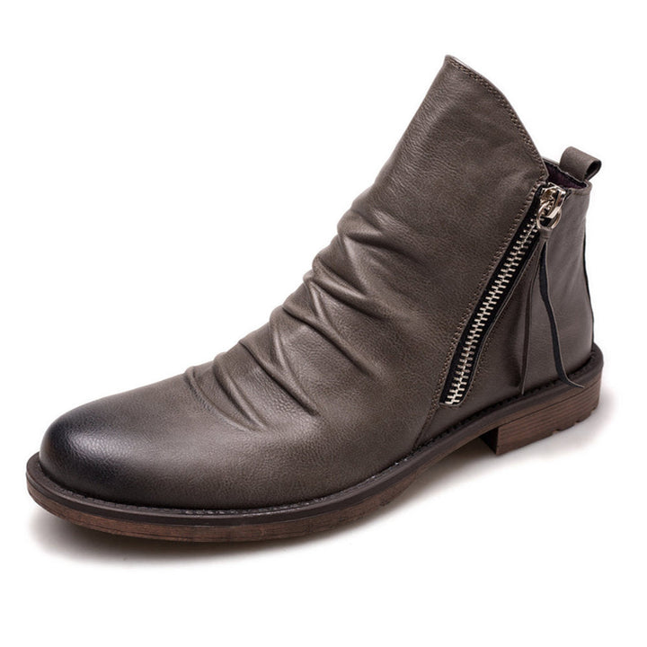 Détail fermeture éclair latérale sur bottine homme élégante, fonctionnalité et style pour chaussures mode masculine.