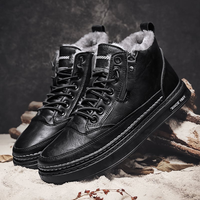 Paire de bottines hommes chaudes et élégantes. Confortables pour l'hiver, style mode masculine, laçage solide.