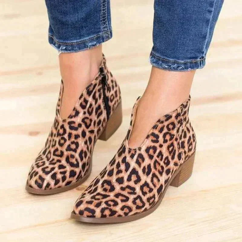 Bottines léopard en nubuck, talon carré, franges.  Chaussures femme élégantes et stylées.
