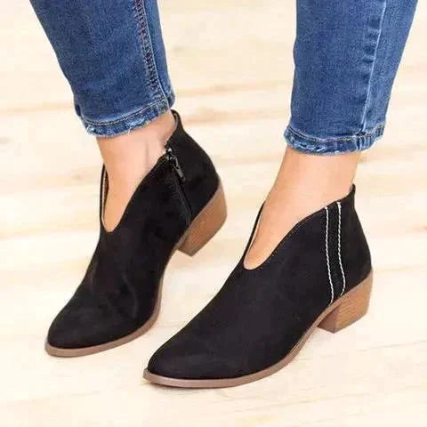 Bottines léopard en nubuck, talon carré, franges.  Chaussures femme élégantes et stylées.