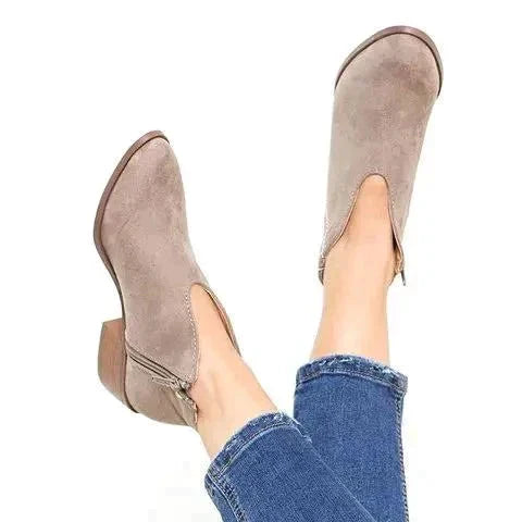 Bottines léopard en nubuck, talon carré, franges.  Chaussures femme élégantes et stylées.