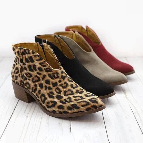 Bottines léopard en nubuck, talon carré, franges.  Chaussures femme élégantes et stylées.