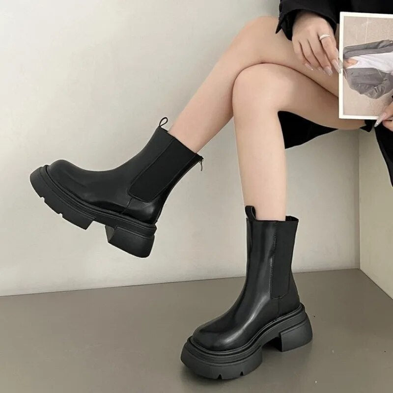 Bottes courtes noires en simili cuir, avec talon carré, alliant confort et élégance pour femmes modernes.