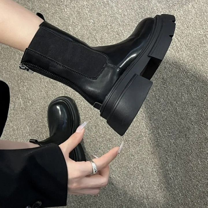 Bottines femmes noires, talon carré, en simili cuir. Chaussures polyvalentes pour un look chic et tendance.