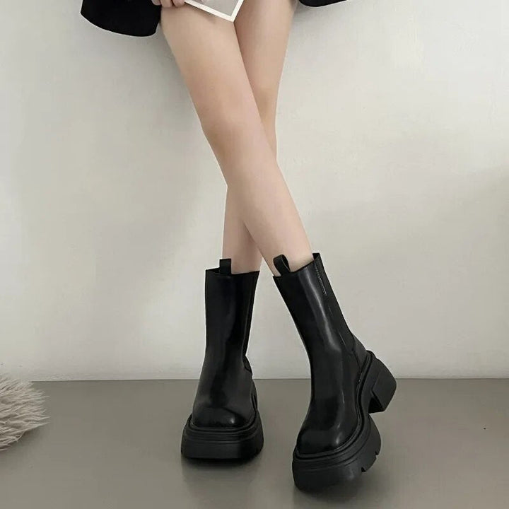 Élégantes bottines noires à talon carré en simili cuir, un essentiel mode pour l'automne et l'hiver féminin.