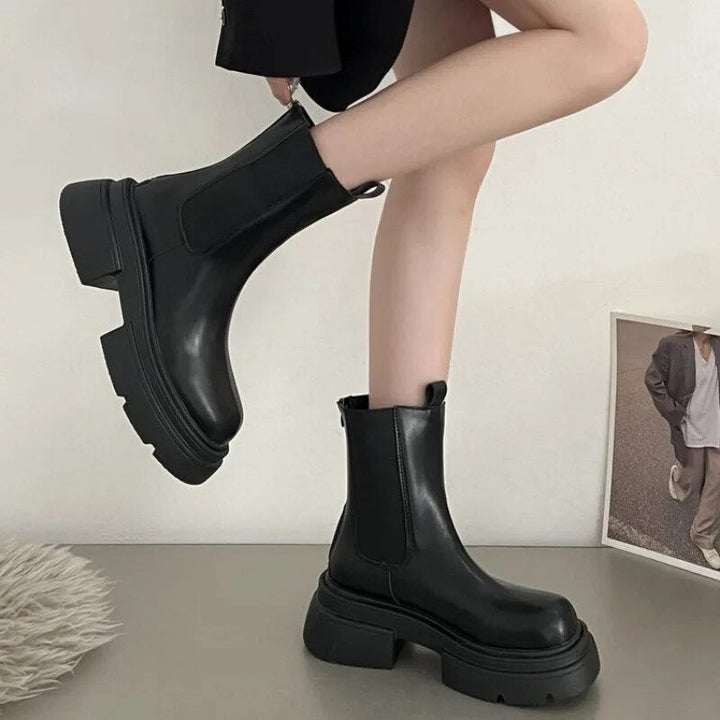 Bottes courtes noires en simili cuir pour femmes, avec talon carré. Confort et style assurés pour vos pieds.