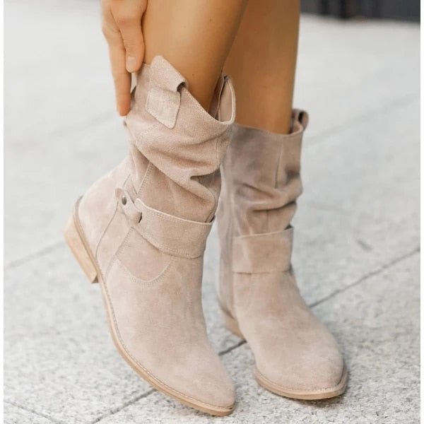 Bottines western femme en daim, style bohème chic, bout arrondi, semelle plate.