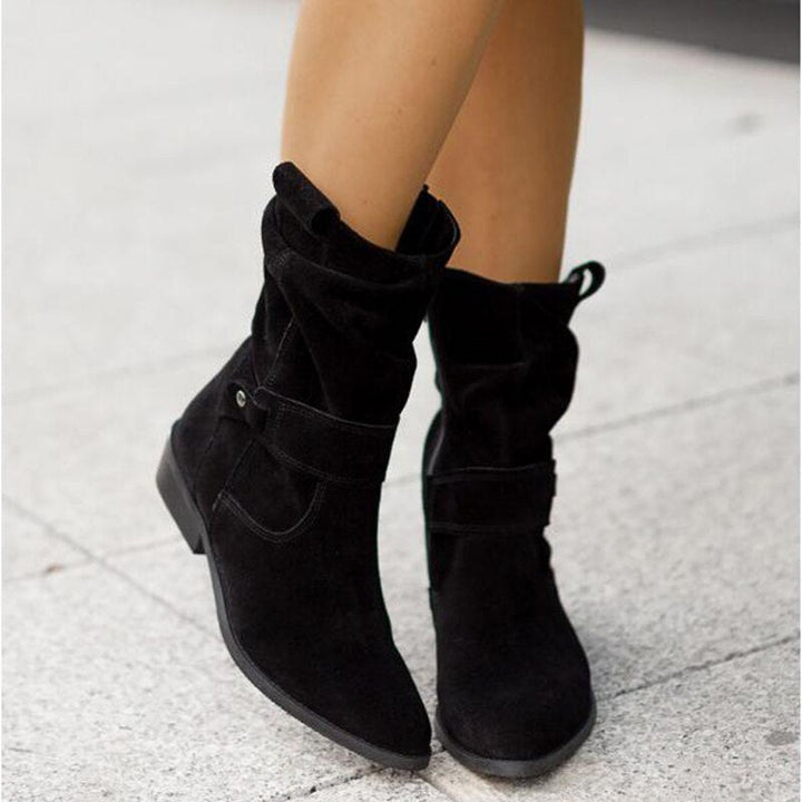 Bottines western femme en daim, style bohème chic, bout arrondi, semelle plate.