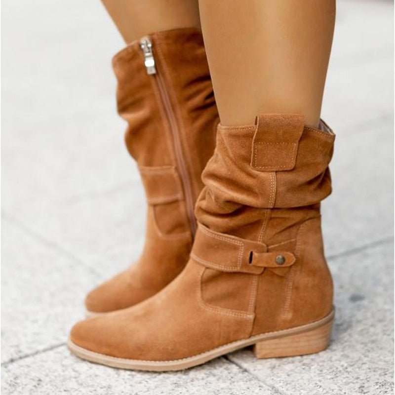 Bottines western femme en daim, style bohème chic, bout arrondi, semelle plate.